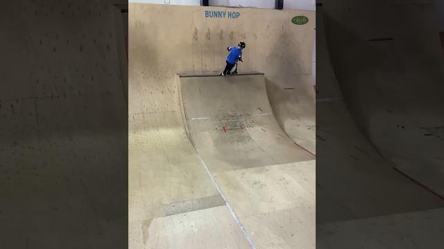 Обучение трюковому самокату. тренировки в скейт парке bunnyhop москва. #крытыйскейтпарк #bunnyhop Обучение трюковому самокату. тренировки в скейт парке bunnyhop москва. #крытыйскейтпарк #bunnyhop