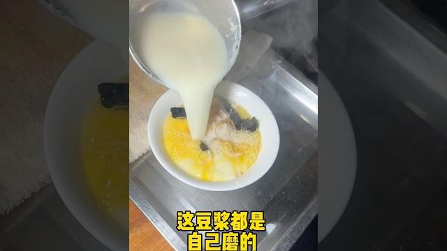 街头糯米饭搭配咸豆浆好吃迷糊了。。。 #探店美食 #路边摊美味 #街边小吃 #糯米饭 #豆浆 街头糯米饭搭配咸豆浆好吃迷糊了。。。 #探店美食 #路边摊美味 #街边小吃 #糯米饭 #豆浆