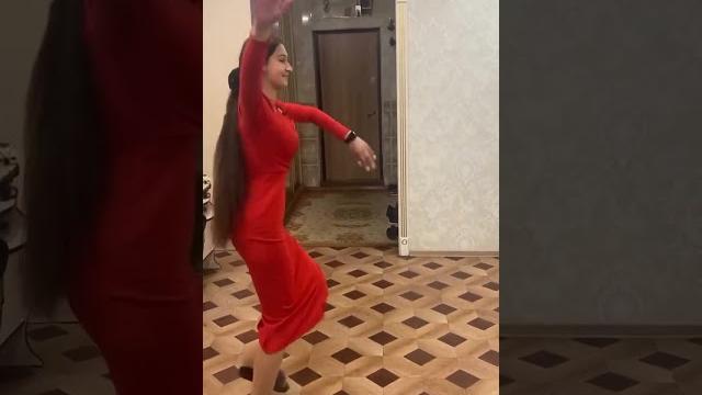 Молодая цыганка танцует дома Молодая цыганка танцует дома