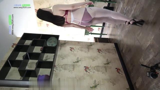Sexy dance 萱萱 白色絲襪+玫紅色內衣 魅力床上後背搖 Sexy dance 萱萱 白色絲襪+玫紅色內衣 魅力床上後背搖