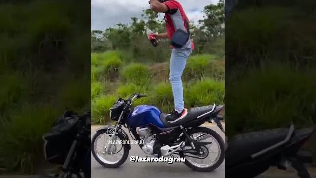 Lázaro du grau andando em pé na moto e tomando uma coca cola Lázaro du grau andando em pé na moto e tomando uma coca cola