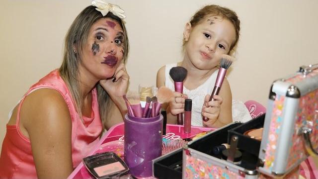 Mãe e filha brincando de cabeleireiro - erlania e valentina Mãe e filha brincando de cabeleireiro - erlania e valentina