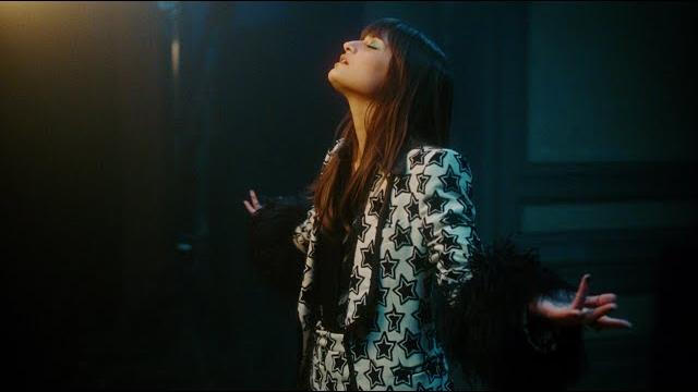 Clara luciani - respire encore (clip officiel) Clara luciani - respire encore (clip officiel)