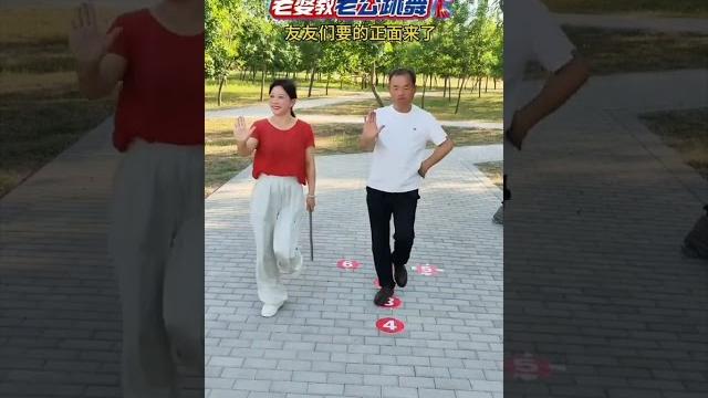 《搀扶》老婆这样教老公跳广场舞 #一起跳舞 #dance 《搀扶》老婆这样教老公跳广场舞 #一起跳舞 #dance
