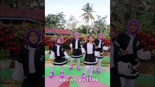 Kira kira nazwa kesurupan apa tu guys wkwk #dance #viral #shorts #fyp #mommybintang #bocilsquad Kira kira nazwa kesurupan apa tu guys wkwk #dance #viral #shorts #fyp #mommybintang #bocilsquad