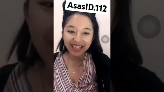 Leona kanza pamer belahan gunung Leona kanza pamer belahan gunung