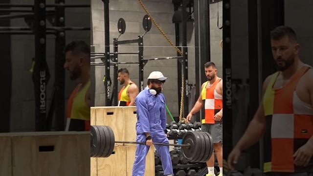 Anatoly vs bodybuilder the cleaner lifted with one hand gym prank #anatoly #fitness #gym Anatoly vs bodybuilder the cleaner lifted with one hand gym prank #anatoly #fitness #gym