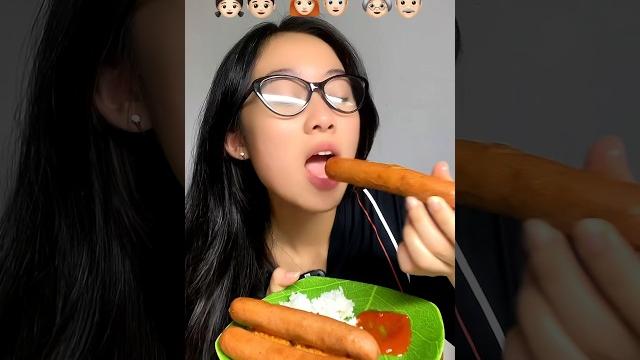 Makan sosis versi jarang bgt yak #challenge #mukbang Makan sosis versi jarang bgt yak #challenge #mukbang