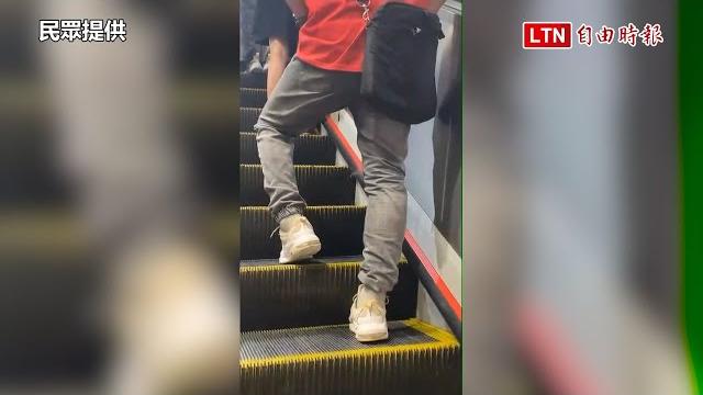 移動式廁所?紅衣男捷運電扶梯上尿尿 台北忠孝復興站乘客驚呆(民眾提供) 移動式廁所?紅衣男捷運電扶梯上尿尿 台北忠孝復興站乘客驚呆(民眾提供)