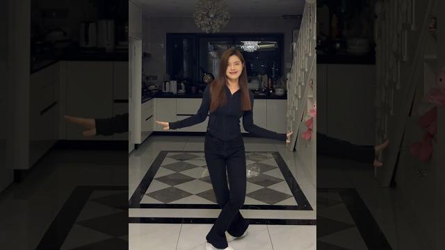 不好意思各位,上次把蝴蝶步跳成了螃蟹步,看了大家给的建议之后,我又练了练,大家看看今天这次有进步没。 不好意思各位,上次把蝴蝶步跳成了螃蟹步,看了大家给的建议之后,我又练了练,大家看看今天这次有进步没。