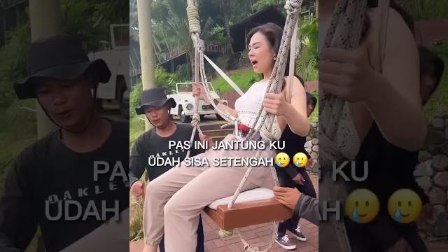 Main ayunan di bali. serem bngt Main ayunan di bali. serem bngt