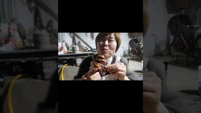炖一大锅酱大骨,配上自制的辣椒大蒜#小乔家的胖大哥 炖一大锅酱大骨,配上自制的辣椒大蒜#小乔家的胖大哥