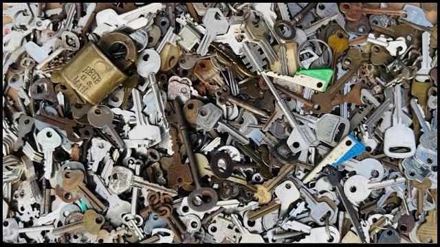 Melting keys & padlocks - mirrored / stamped brass bar - asmr metal melting -bigstackd zinc Melting keys & padlocks - mirrored / stamped brass bar - asmr metal melting -bigstackd zinc