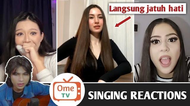 Reaksi para gadis eropa mendengar orang indonesia menyanyikan lagu bahasanya | singing reactions ome Reaksi para gadis eropa mendengar orang indonesia menyanyikan lagu bahasanya | singing reactions ome