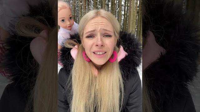 Проклятая кукла преследует свету в лесу! #shorts Проклятая кукла преследует свету в лесу! #shorts