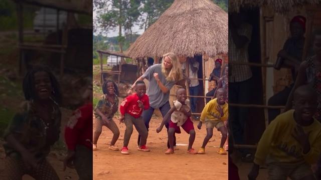 I can’t believe how good they are @masakakidsafricana #masakakids #isabellafro #dance #uganda I can’t believe how good they are @masakakidsafricana #masakakids #isabellafro #dance #uganda