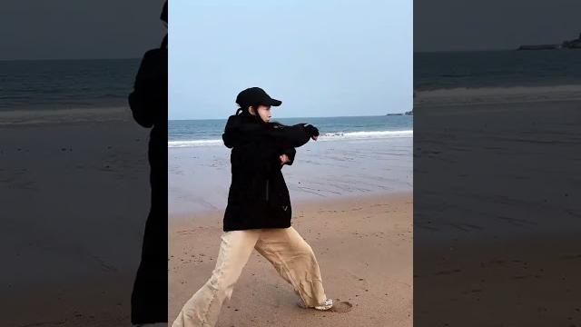 四两拨千斤,寸劲定乾坤 #太极 #太极拳 #中华武术博大精深 四两拨千斤,寸劲定乾坤 #太极 #太极拳 #中华武术博大精深
