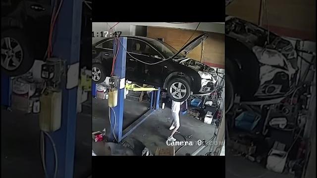 Машина сорвалась с подъёмника. Машина сорвалась с подъёмника.