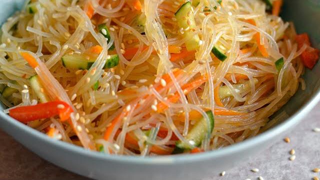 Простой салат фунчоза с овощами Простой салат фунчоза с овощами