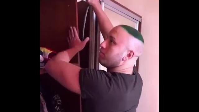 Taner tolga tarlacı tek yumruk ile dolapı kırıyo Taner tolga tarlacı tek yumruk ile dolapı kırıyo