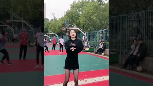 当篮球场上出现黑丝小姐姐跳舞,这谁能顶得住!!! 当篮球场上出现黑丝小姐姐跳舞,这谁能顶得住!!!