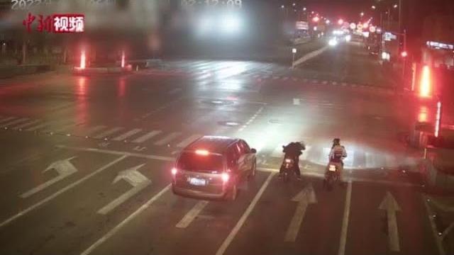 北京一男子轰油门“炸街”被警方拘留 北京一男子轰油门“炸街”被警方拘留