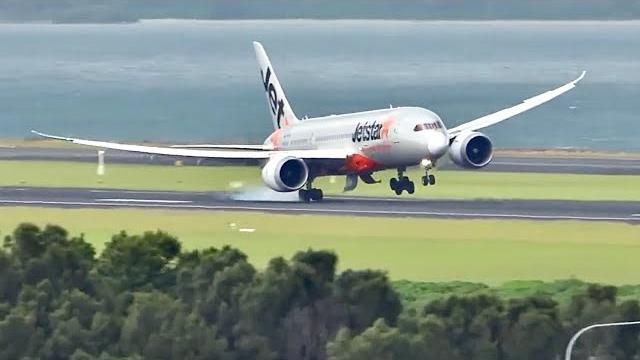 787 gear fails on takeoff 787 gear fails on takeoff
