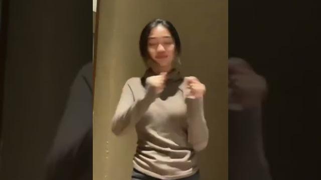 Penikmat senja - chika goyang asyik Penikmat senja - chika goyang asyik