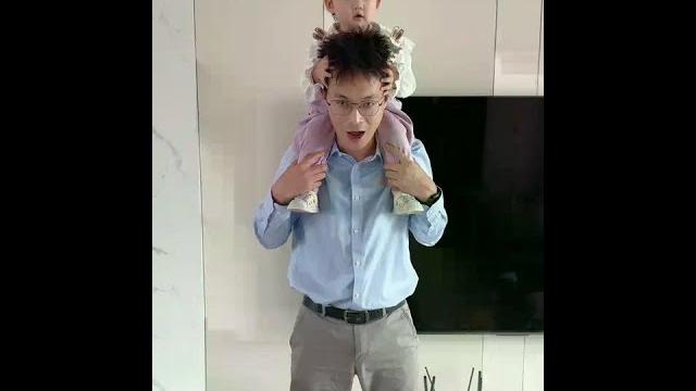宝宝暖心送爱!爸爸感动哭了#萌娃 #baby #funny #cute 宝宝暖心送爱!爸爸感动哭了#萌娃 #baby #funny #cute