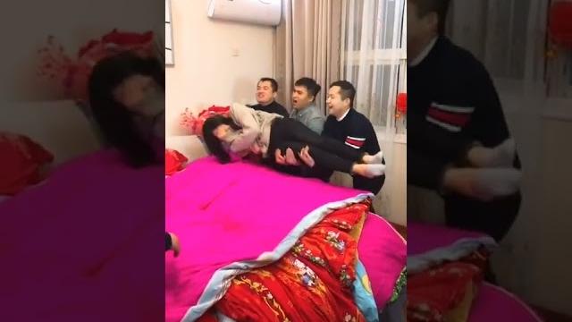 闹伴娘,洞房床边扔伴娘 闹伴娘,洞房床边扔伴娘