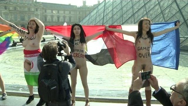 Mulheres nuas protestam no louvre Mulheres nuas protestam no louvre