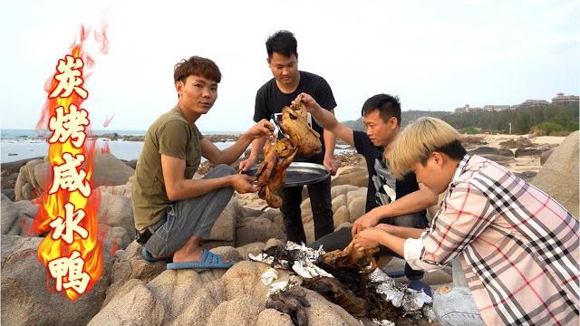 阿壮搞来三只咸水鸭,叫上兄弟们去海边野炊,做叫花鸭吃太惬意了 阿壮搞来三只咸水鸭,叫上兄弟们去海边野炊,做叫花鸭吃太惬意了