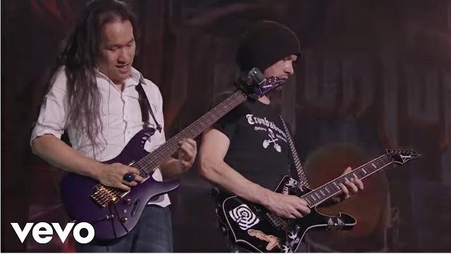 Dragonforce - through the fire and flames (live) Dragonforce - through the fire and flames (live)