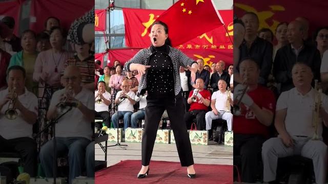 杨芳老师指挥《志愿军战歌》 #户外唱歌 #百姓大舞台想唱你就来 杨芳老师指挥《志愿军战歌》 #户外唱歌 #百姓大舞台想唱你就来
