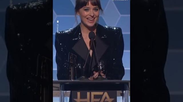 Dakota johnson le entrega el premio de mejor actor a su “papi” antonio banderas | íconos #shorts Dakota johnson le entrega el premio de mejor actor a su “papi” antonio banderas | íconos #shorts