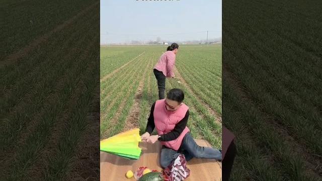 My sister-in-law is working too hard to hoe the ground, i have to accompany her, enjoy the lyche My sister-in-law is working too hard to hoe the ground, i have to accompany her, enjoy the lyche