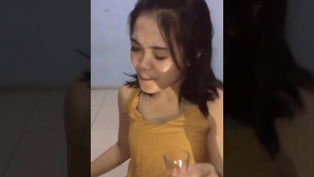 Cewek mabok berat Cewek mabok berat