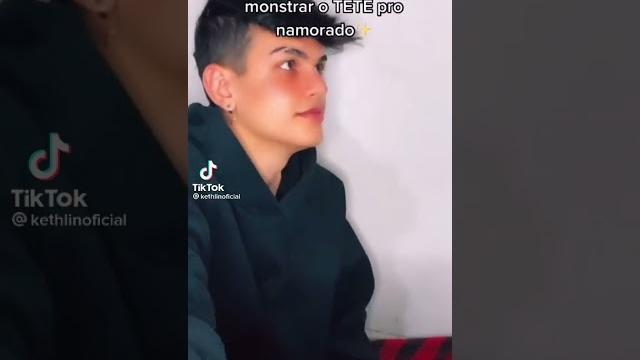 Mostrando o peito pro namorado Mostrando o peito pro namorado