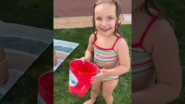 Bebé travieso broma a su hermana en la piscina #viral Bebé travieso broma a su hermana en la piscina #viral