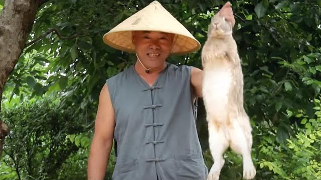红油烤兔!家养7斤大灰兔,炭火烤2小时,哥俩大口吃肉,真痛快 红油烤兔!家养7斤大灰兔,炭火烤2小时,哥俩大口吃肉,真痛快