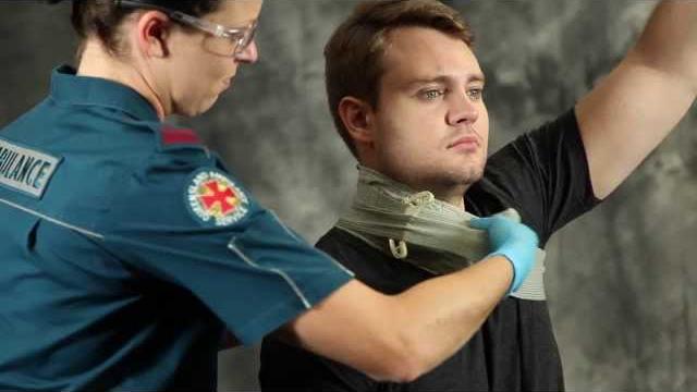 Application of the emergency bandage Application of the emergency bandage