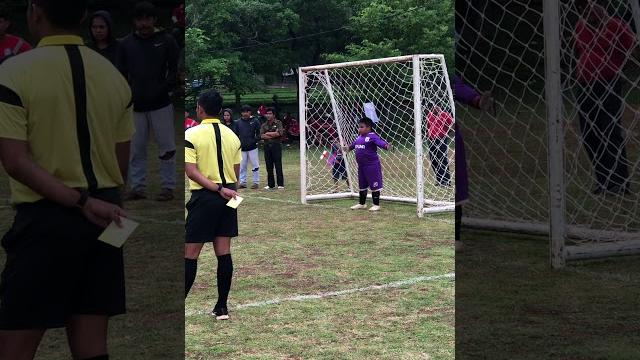 Kiper gendut menahan tendangan pinalti Kiper gendut menahan tendangan pinalti