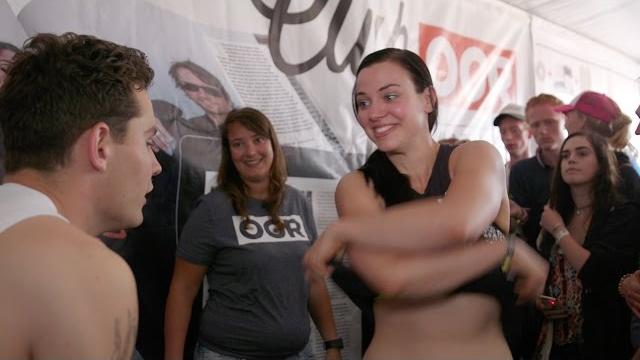 Vrouw trekt kleren uit bij signeersessie douwe bob Vrouw trekt kleren uit bij signeersessie douwe bob
