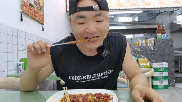 天水麦积悟琨吃拌面,老板说三分钟吃完免单,天上掉馅饼毫无压力 天水麦积悟琨吃拌面,老板说三分钟吃完免单,天上掉馅饼毫无压力