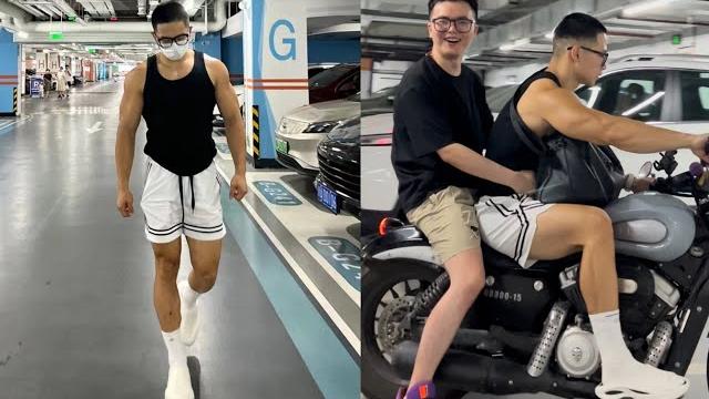 偶遇黑皮白袜肌肉男,然后坐上了他的车~ 偶遇黑皮白袜肌肉男,然后坐上了他的车~