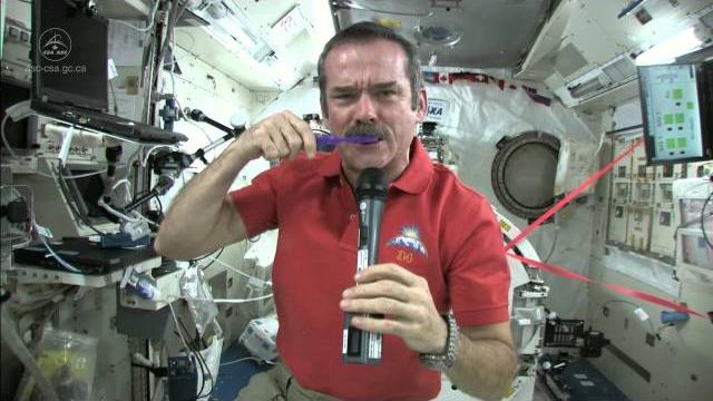 Chris hadfield brushes his teeth in space Chris hadfield brushes his teeth in space