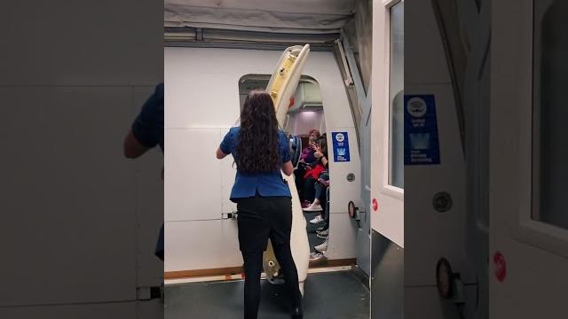 Closing 757 main door#united#airline#subscribe Closing 757 main door#united#airline#subscribe