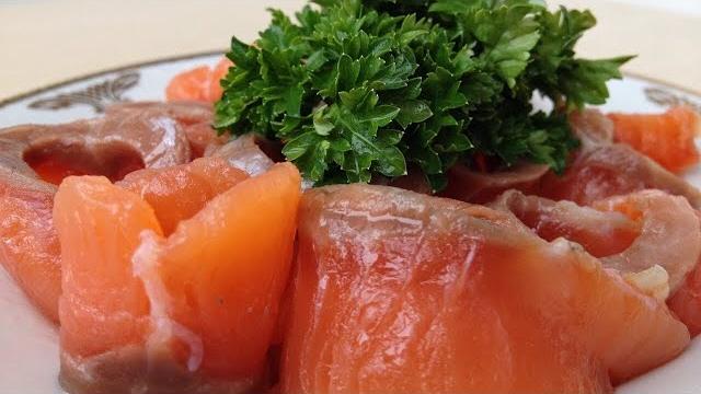 Как солить красную рыбу (очень быстро и просто) how to salt salmon, english subtitles Как солить красную рыбу (очень быстро и просто) how to salt salmon, english subtitles