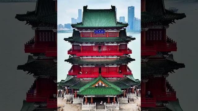江南三大名楼之首 — 滕王阁;来感受一下王勃诗人笔下的“落霞与孤鹜齐飞,秋水共长天一色”,背出《滕王阁序》就可免票 #全球学子嘉游赣 #滕王阁 #滕王阁序 #古今同框 #我的城市由我拍 江南三大名楼之首 — 滕王阁;来感受一下王勃诗人笔下的“落霞与孤鹜齐飞,秋水共长天一色”,背出《滕王阁序》就可免票 #全球学子嘉游赣 #滕王阁 #滕王阁序 #古今同框 #我的城市由我拍