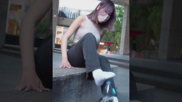 白襪正妹挑戰開瓶蓋 #美女 #正妹 #美腿 #美足 #美腳 #街訪 #曾強 #shorts 白襪正妹挑戰開瓶蓋 #美女 #正妹 #美腿 #美足 #美腳 #街訪 #曾強 #shorts